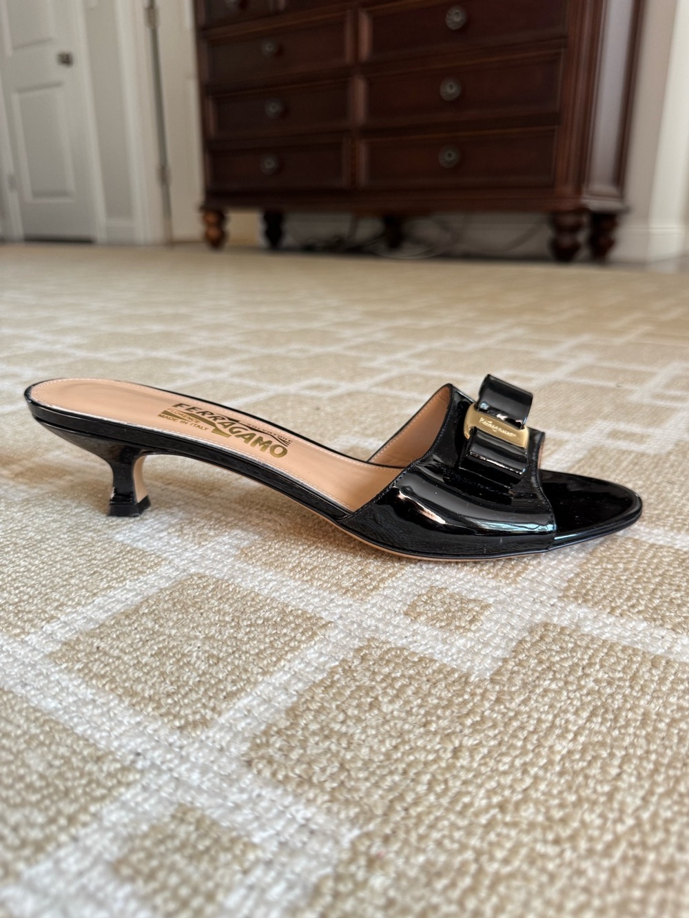 Salvatore Ferragamo Glory Vara Bow Patent Leather Kitten Heel Mules Black 9.5 - Picture 9 of 13
